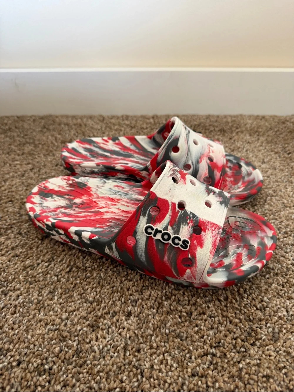 CROCS Classic Marbled Slides in Red White Black